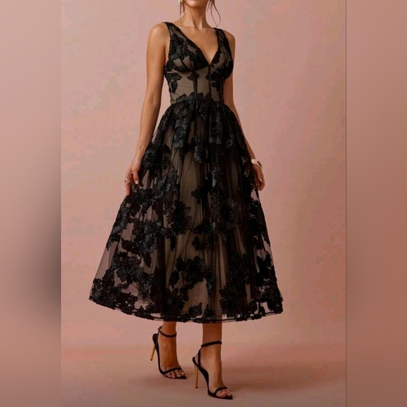 New Chic Floral Embroidered Applique Full Midi Dress Black Sleeveless - Picture 6 of 10